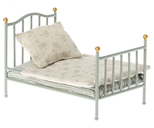 Vintage Bed, Mouse
