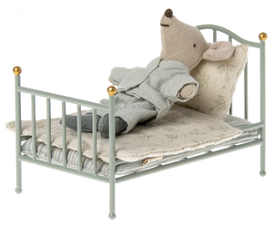 Vintage Bed, Mouse