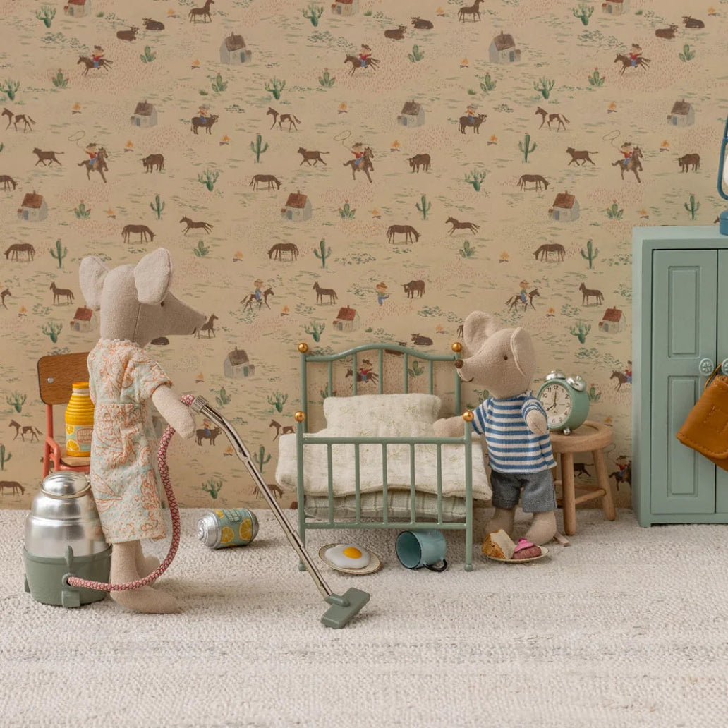 Vintage Single Bed, Mouse